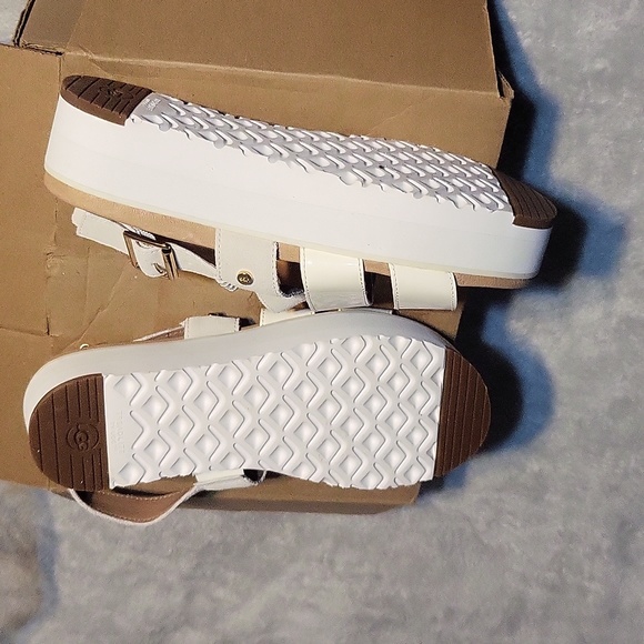 UGG WOMENS SZ7 BRAELYNN WHITE SANDALS . LIKE NEW - Picture 2 of 3